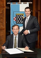 Antrittsbesuch vom japanischen Generalkonsul Ryuta Mizuuchi bei Oberbürgermeister Thomas Eiskirch und Eintragung in das Gästebuch am 28.09.2016. Foto: André Grabowski / Stadt Bochum, Referat für Kommunikation